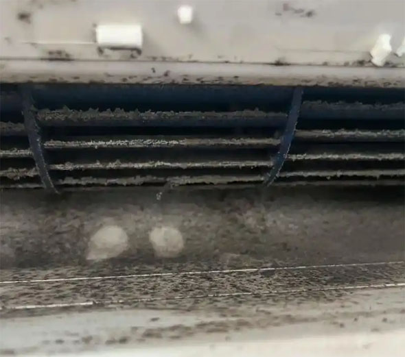 雅安市空调吹的风有股烧焦味是怎么回事